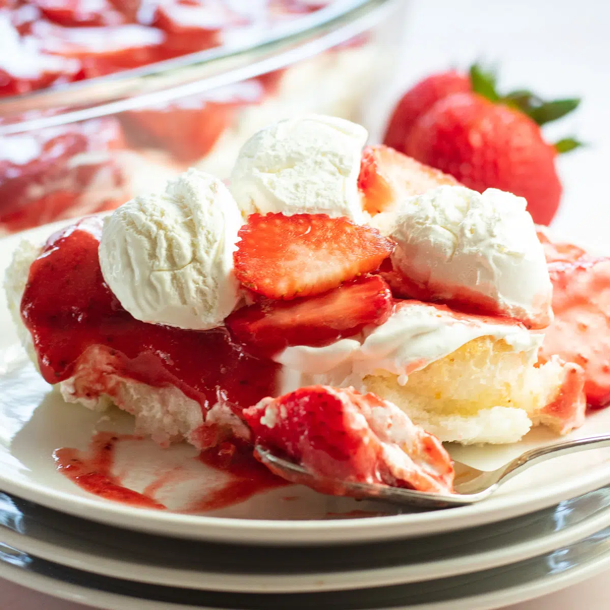 Are you fond of strawberries? Then stop right there! Check out these 20 lush recipes for strawberry cake, let the baking begin!