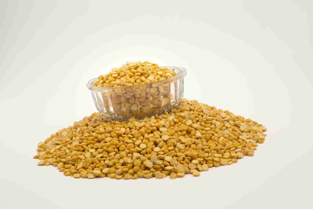 Here's a famous Greek fava bean recipe: a yellow pea dip from Santorini... Served lukewarm and topped with olive oil and chopped onion!